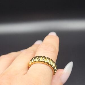 Elegant Gold-Toned Women's Ring